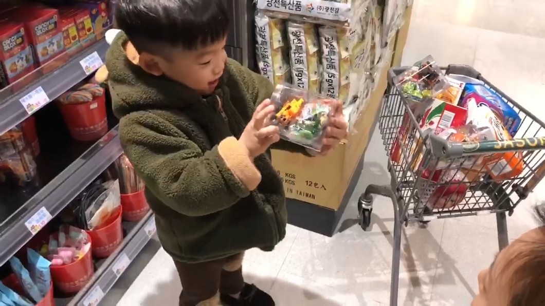 黑范帶飛飛翔翔逛超市 小兄弟瞎拚能力驚人