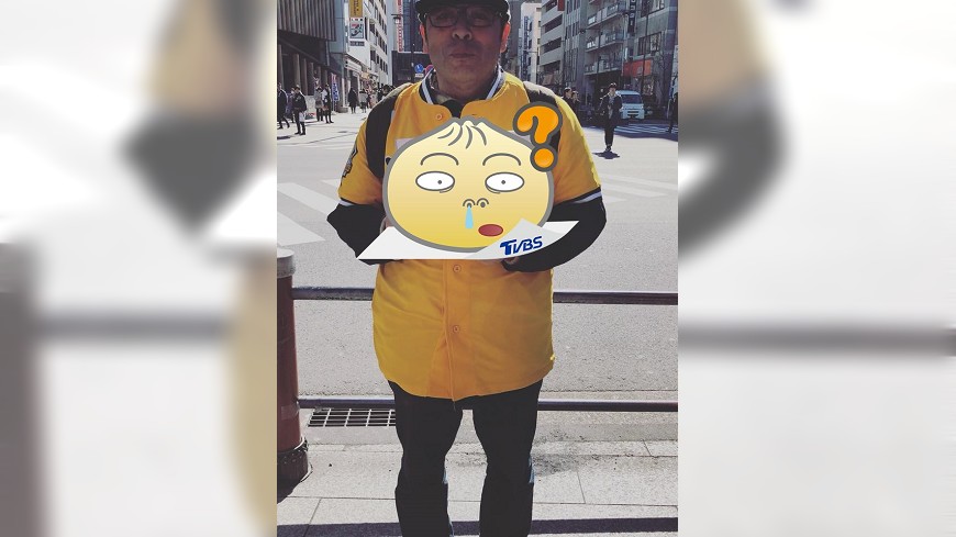 謝謝你!日本大叔手持標語 淺草寺前替花蓮祈福