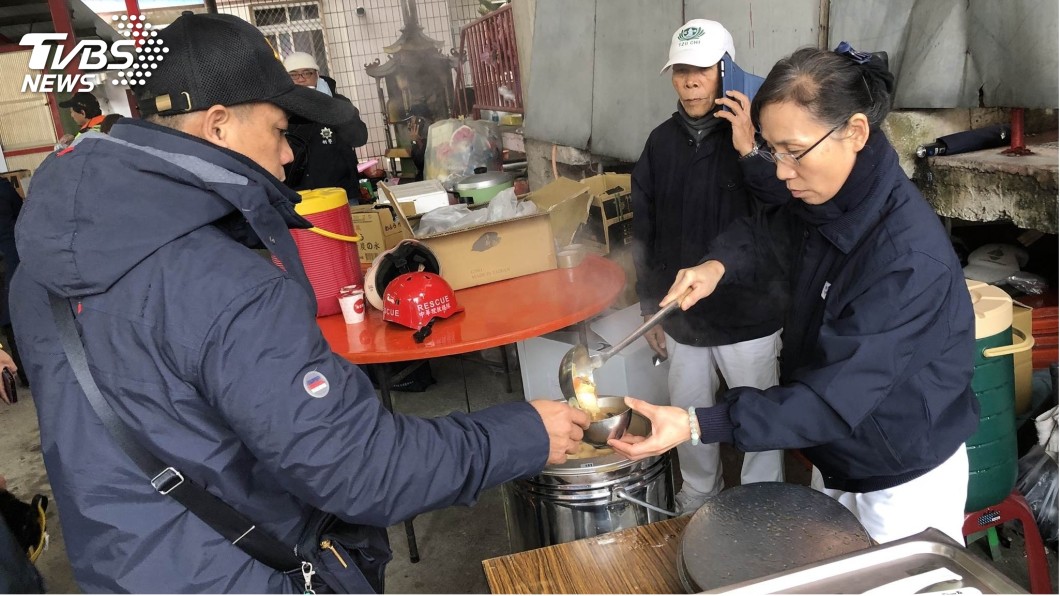 薑茶、圍巾好暖心 愛心物資湧進災區