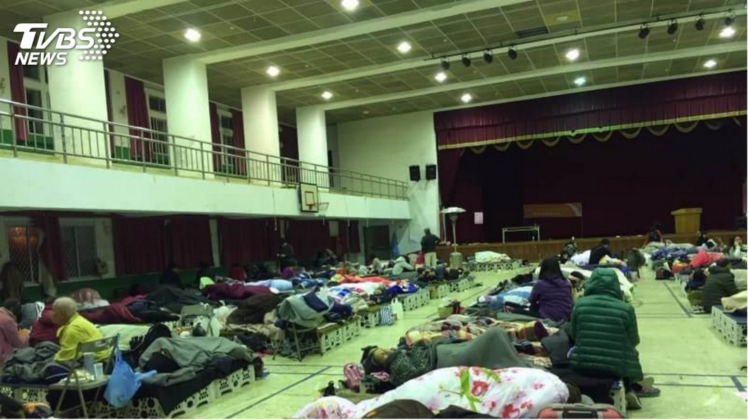 戴安全帽才敢睡 災民湧中華國小避難