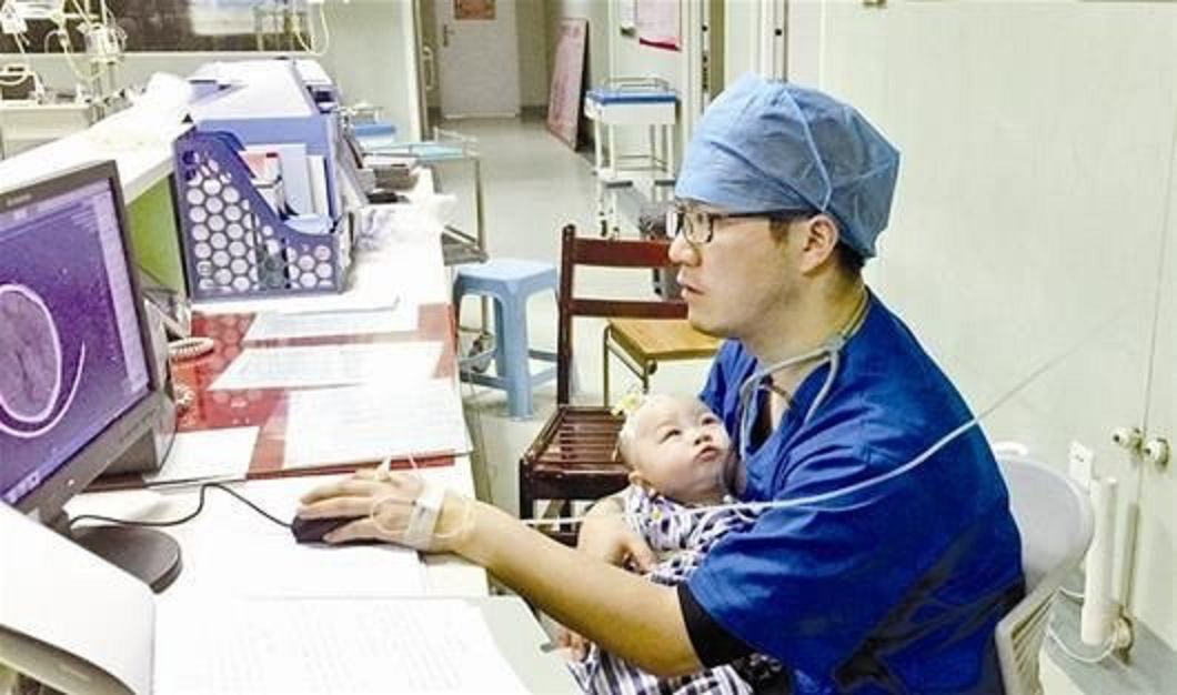 寶寶不哭!暖醫右手抱哄睡 左手「吊點滴」加班
