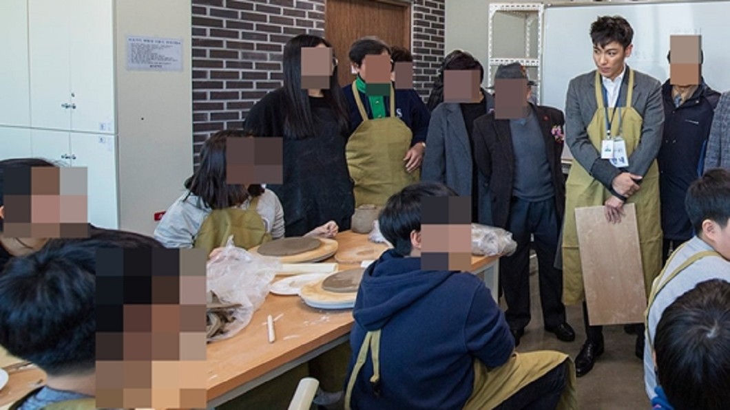 T.O.P著圍裙服役照曝光 粉絲激動「終於看到他笑」