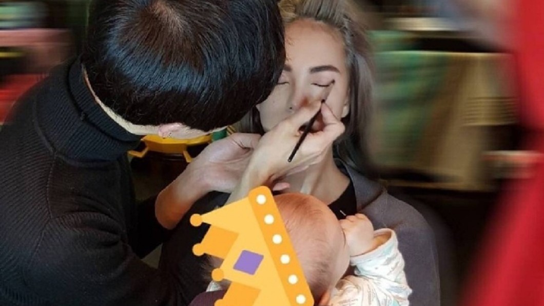 天王嫂不易當！昆凌邊化妝邊帶孩子母愛噴發