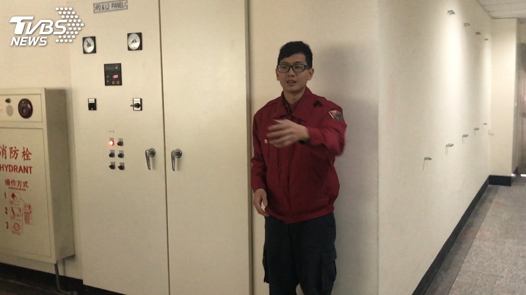 自強分隊隊員蔡宗庭敘述自己地震時躲在安全牆，出勤後才想到在路上打電話給家人。