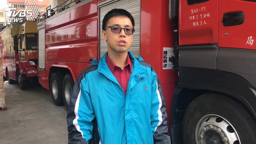 花蓮消防局自強分隊分隊長黃文鴻敘述當晚被派往處理瓦斯外洩後，隨即趕到國盛六街支援。