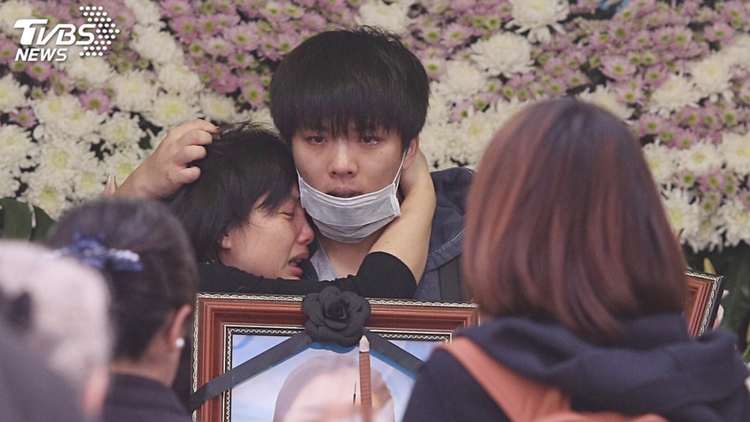 3陸客強震中罹難 韋嘉子「輕撫母遺照」叩別