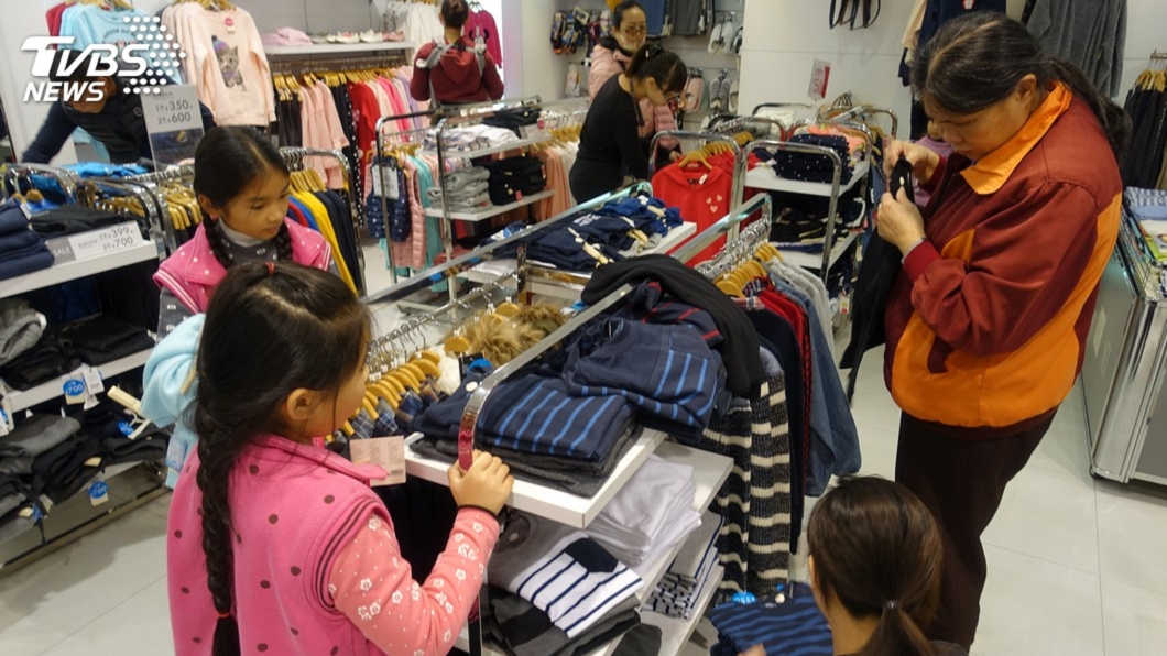 穿哥舊衣15年 她獲人生第一套屬於自己的衣服笑開懷