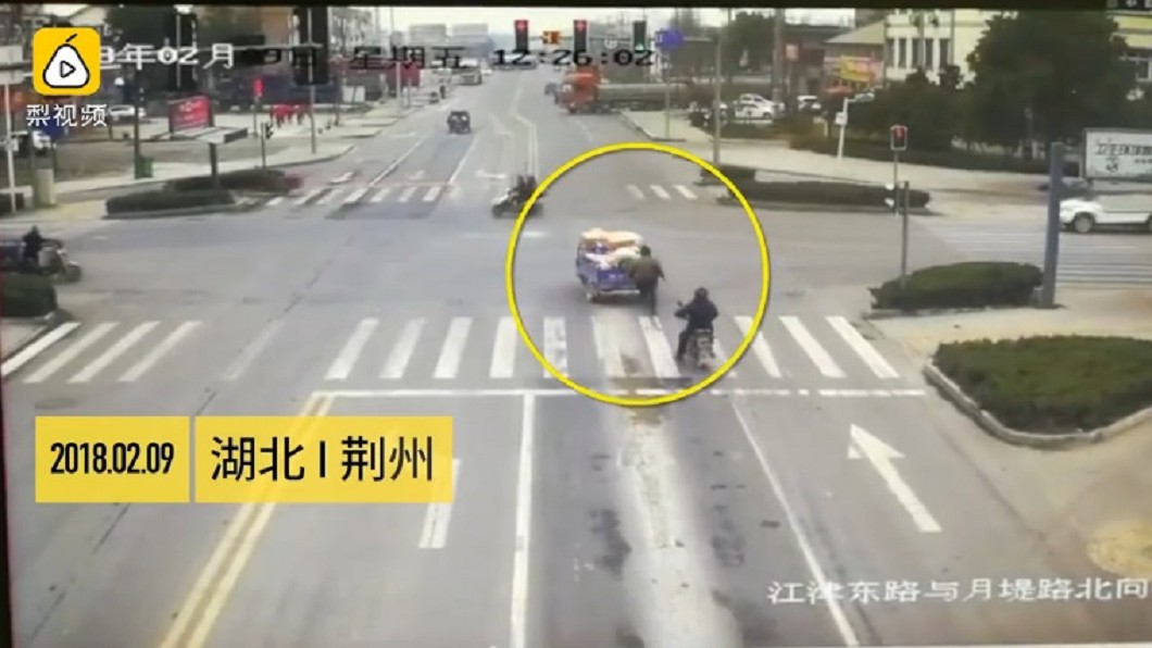 路口偷菜被警追 天兵賊翻進「拘留所」自投羅網