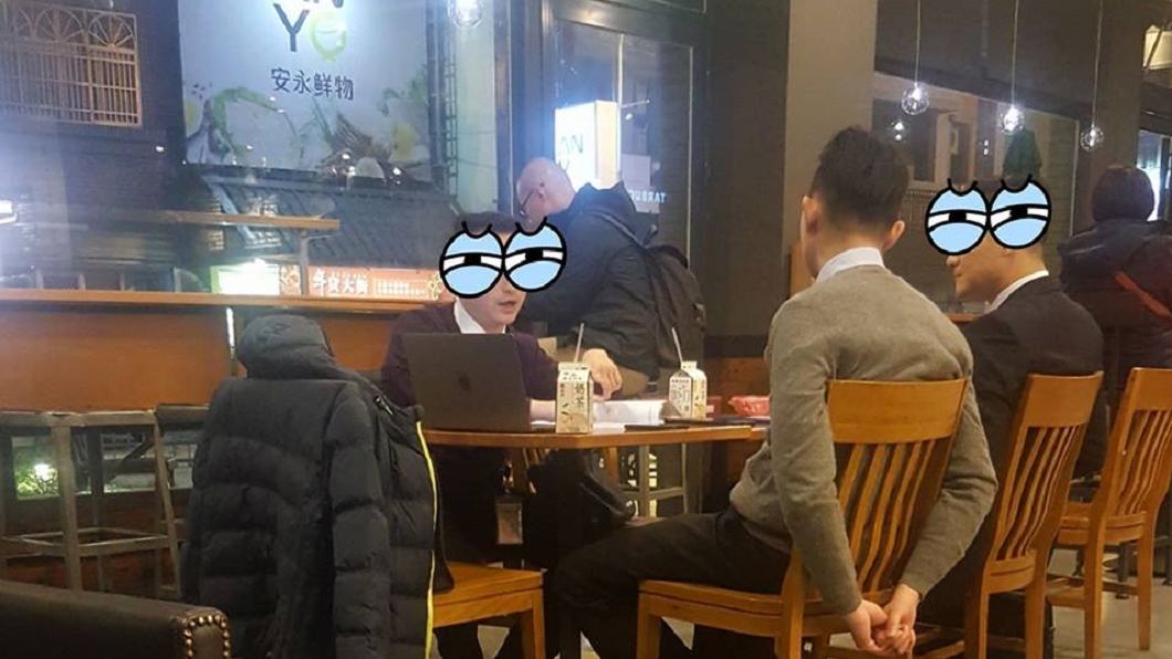 星巴克當自家?奧客佔位不消費 還拿超商奶茶爽喝
