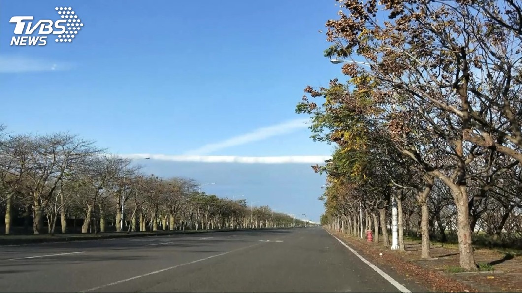 好美!白雲把天切一半 氣象局:沿海區明顯