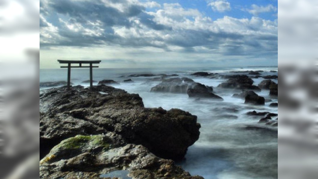 日神磯鳥居美景夯 民眾搶拍落水頻傳