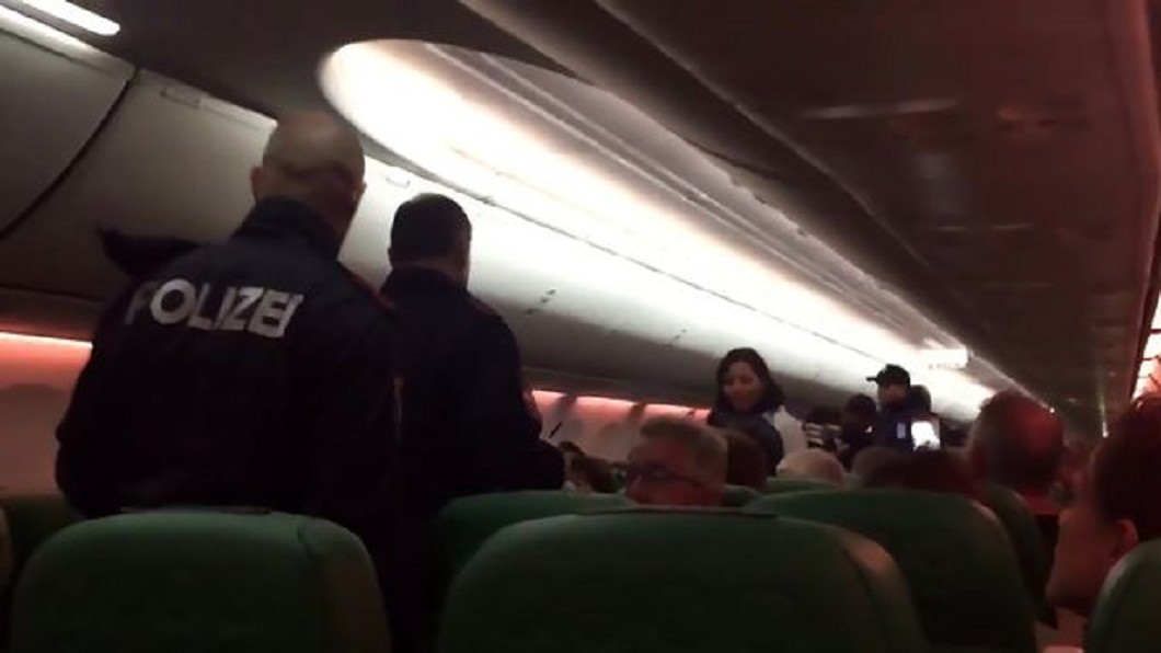 男搭機「瘋狂放屁」爆鬥毆 機長無奈迫降