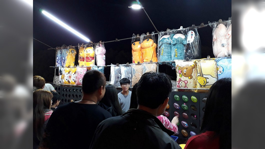 夜市射飛鏢飆三字經 攤販求刪文:妳把我拍太醜