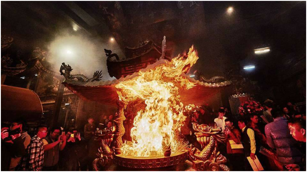 金色火龍竄出!武德宮迎財神 發爐「喚醒神龍」
