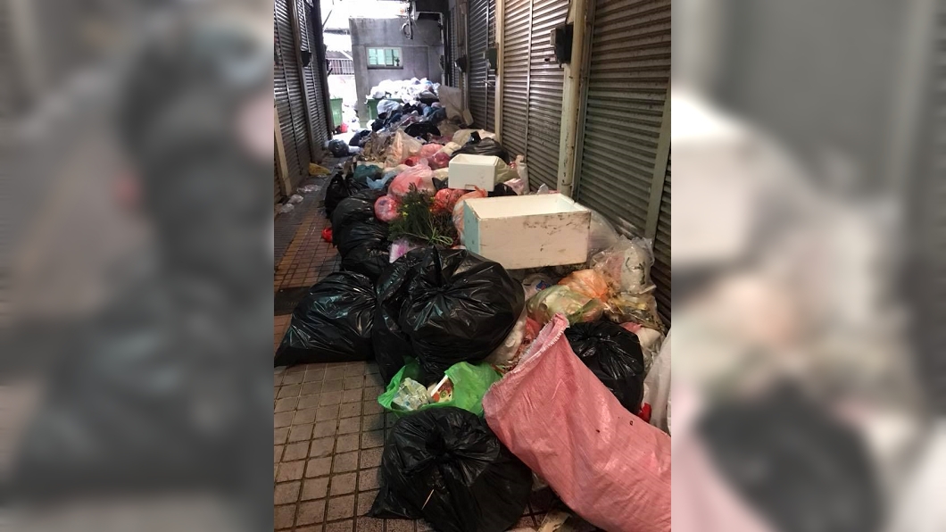 最美風景？過年4天他家前成垃圾山連門都打不開