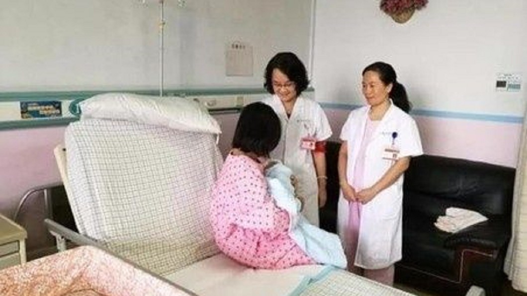 來不及!胎兒危急 孕婦無麻醉剖腹4分鐘產子