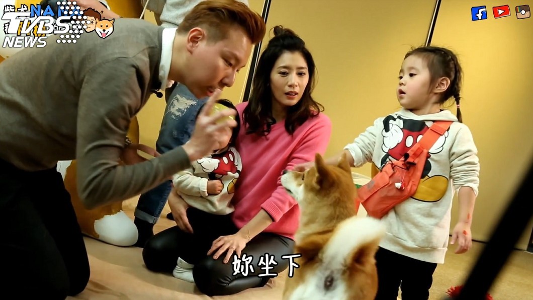 「牠拿我的扭蛋」!咘咘吃柴犬的醋 拿畫筆展藝術家天分