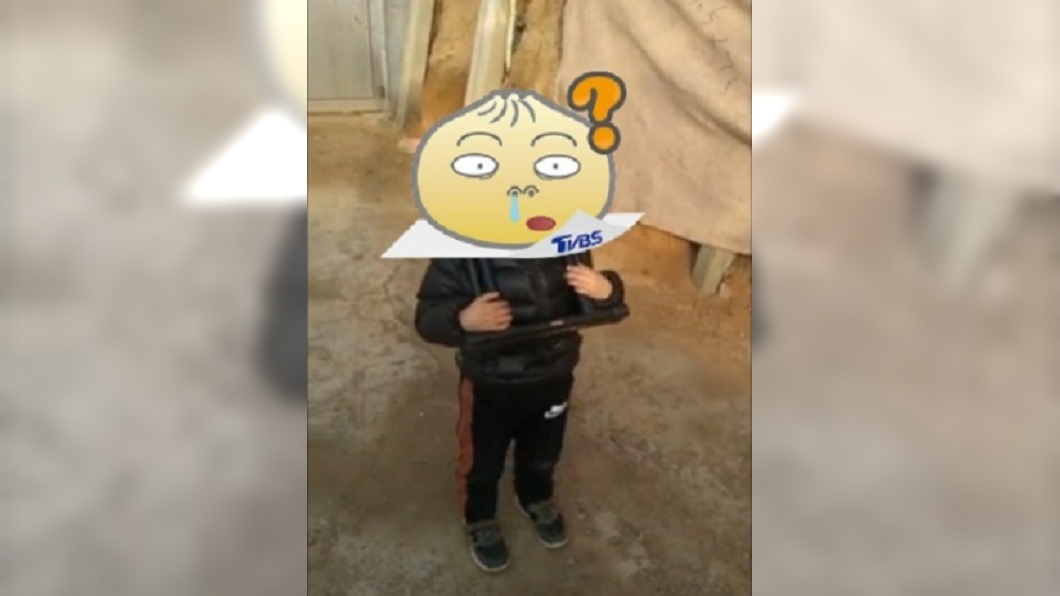 男童卡摺凳哀號 老媽忍不住大笑:大家快來看!