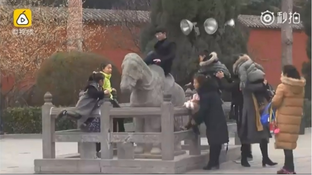 毀白馬寺千年石馬 超扯大媽一跨「騎馬馬」
