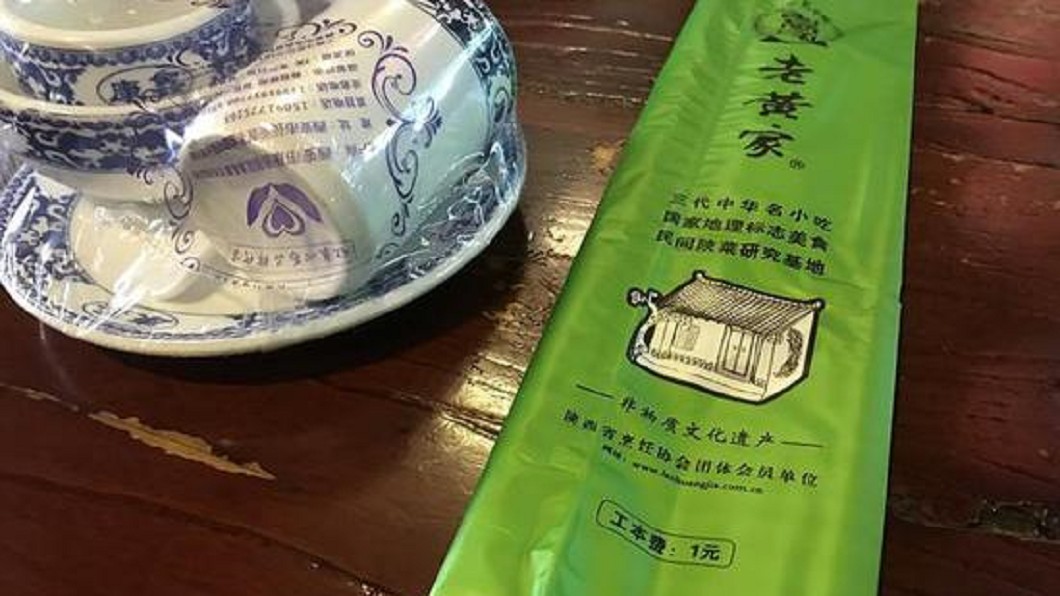 吃飯被收「筷子費」 他結帳怒譙：要我用手吃？