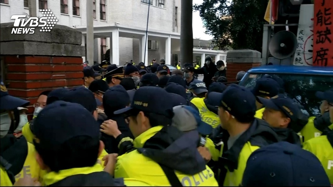 快訊／反年改闖立院　賴揆施政報告取消改週五