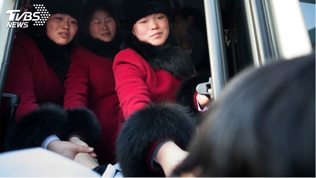北韓冰球選手上車後依依不捨地回頭。圖/達志影像美聯社