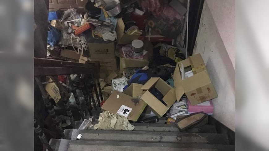 逃生口變「垃圾海」 住戶傻眼:火災地震不用逃了?
