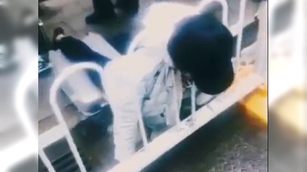 下公車跌倒!女學生頸卡護欄跪著斷氣