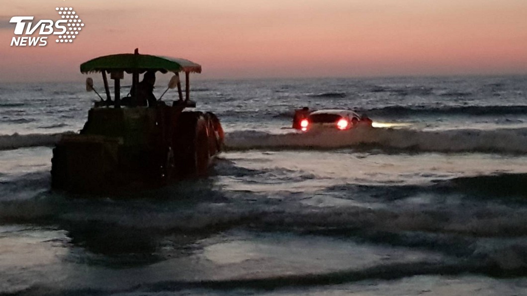 開新車看夕陽 漲潮受困成「泡水車」