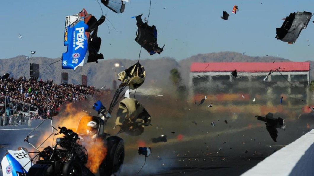 賽車起跑後漏油爆炸 驚險畫面全都錄