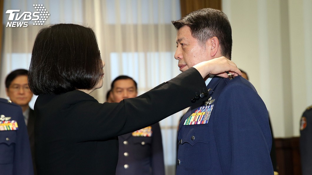 新任空軍司令張哲平任職　嚴德發表彰貢獻