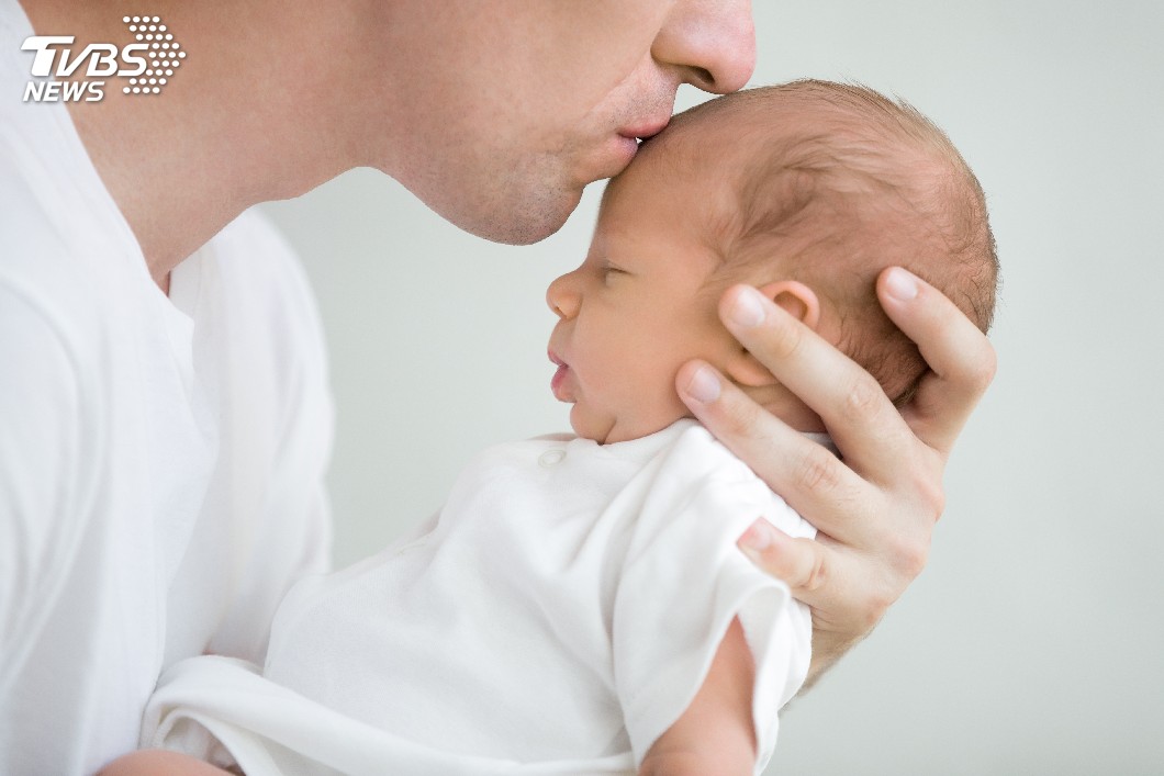 孩子剛出世!新手爸對產婦說這句 讓護理師超感動