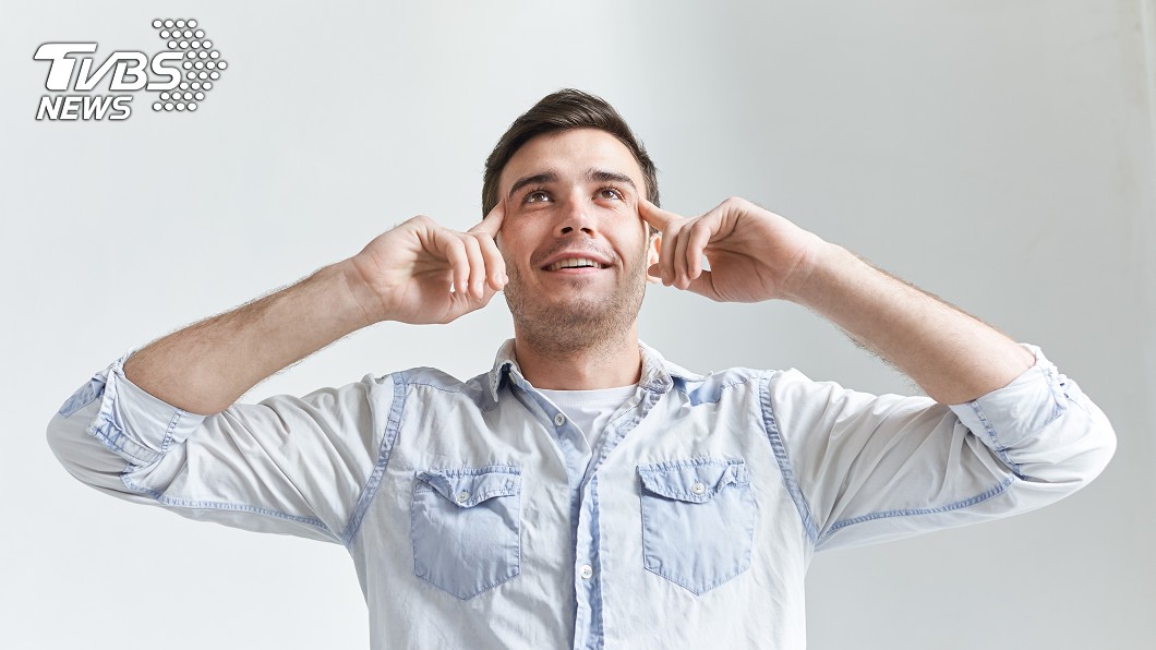 有些人頭痛會使用萬金油、小護士來舒緩。（示意圖，非當事人／shutterstock達志影像）