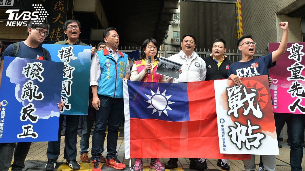 蔣介石靈柩遭潑漆 不滿群眾赴自由台灣黨抗議