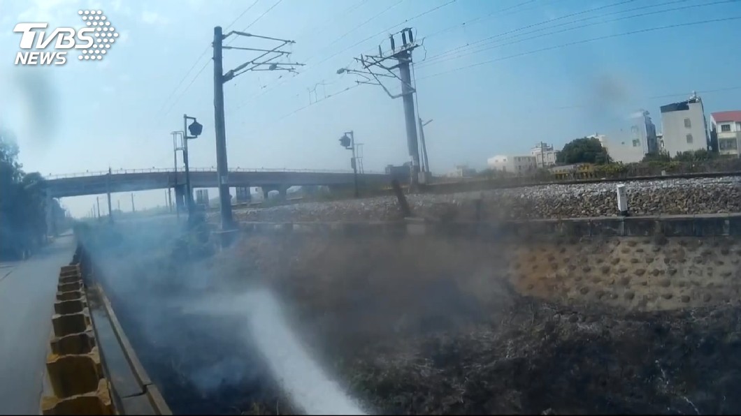 燒稻草波及台鐵電車線 旅客擠爆車站促重罰