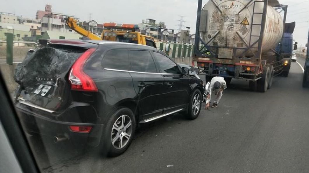 2聯結車夾殺!「瑞典戰車」車室0變形 坦度震懾網友