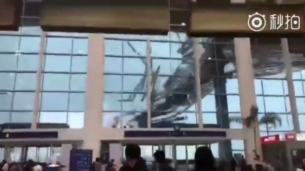 陸機場天花板崩塌 如災難片旅客驚逃
