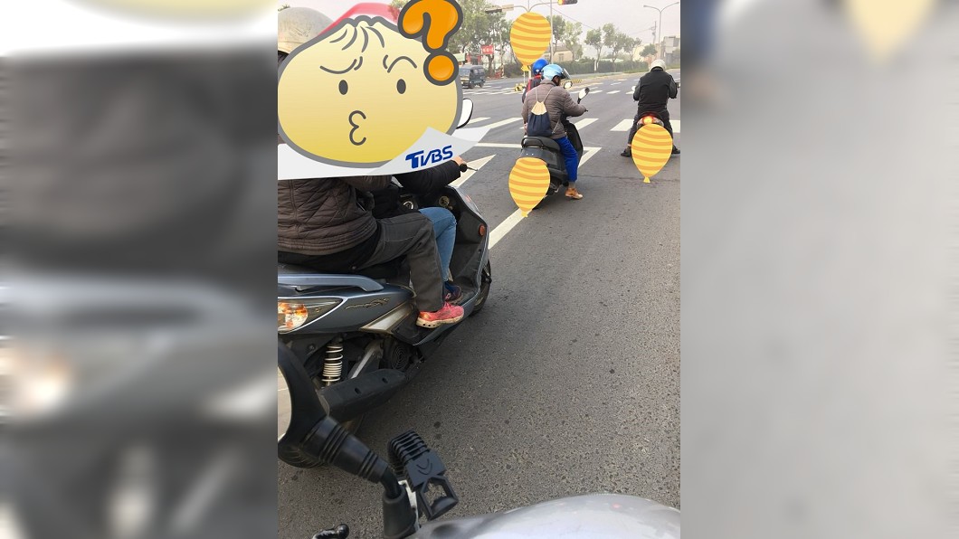 他等紅燈驚見「最猛吃早餐方式」 網友:是有多趕?