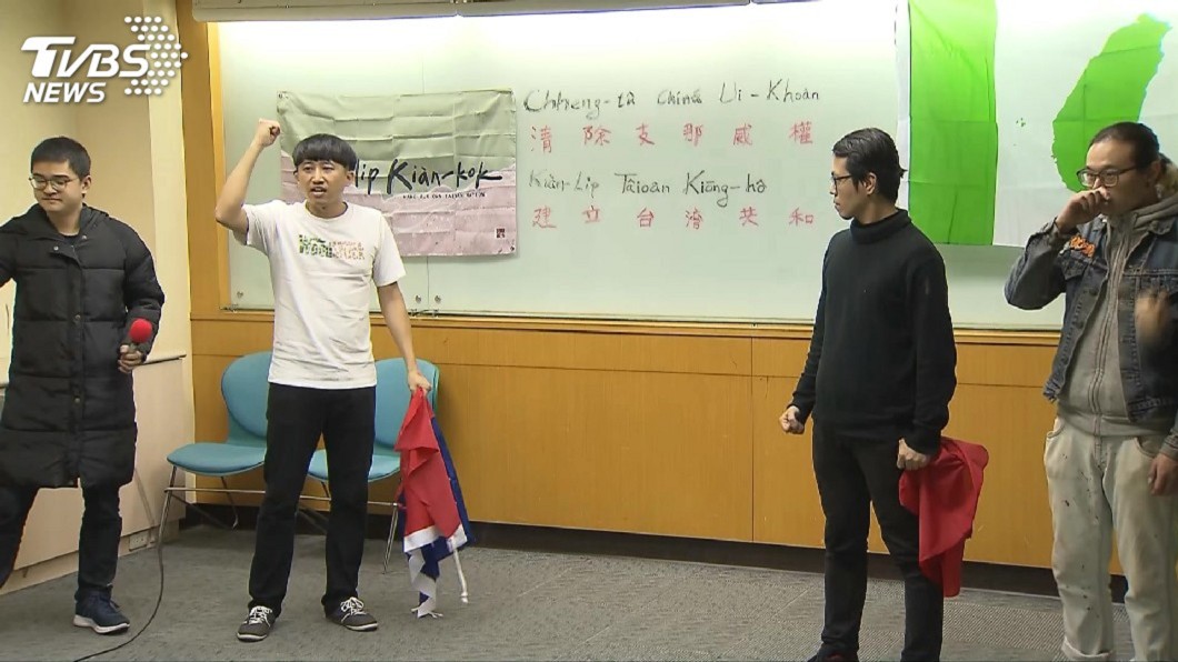 快訊/蔣公靈柩潑漆案 7大學生複訊2人交保