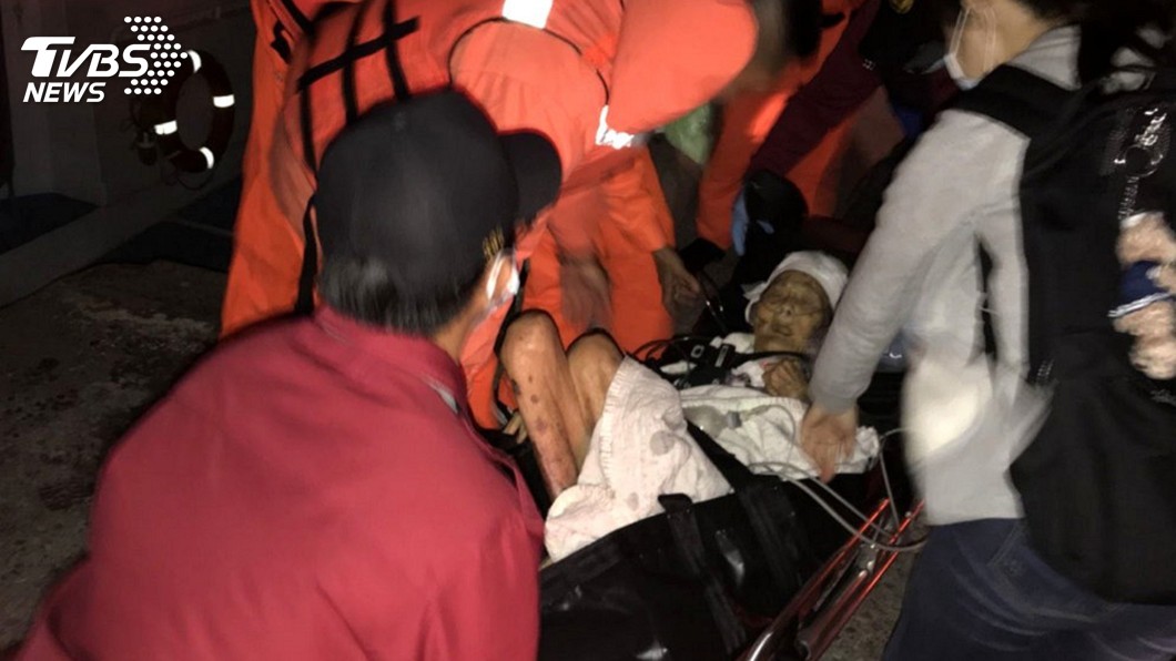 澎湖9旬嬤摔傷 海巡冒濃霧後送救護