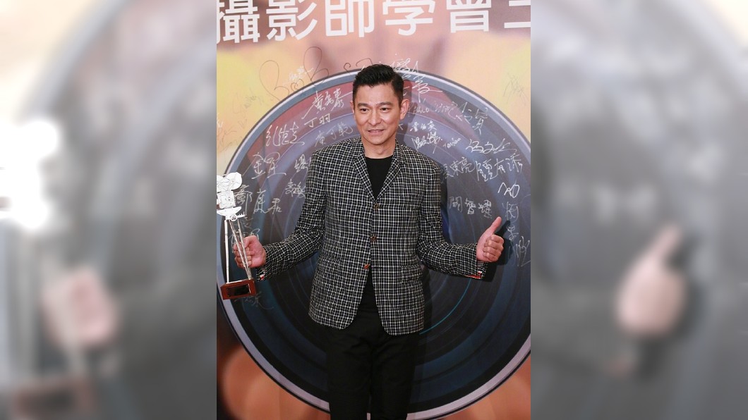 劉德華帥氣亮相攝影師晚宴 「可劇烈動」預告演唱會新舞