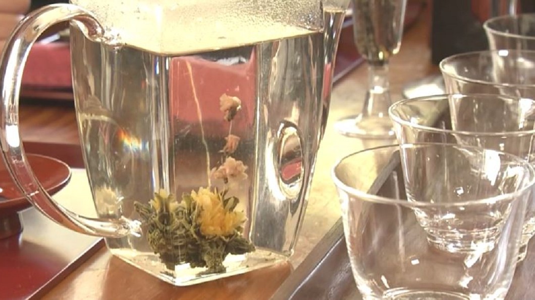 花朵在壺內綻放 浪漫工藝茶現春天氣息