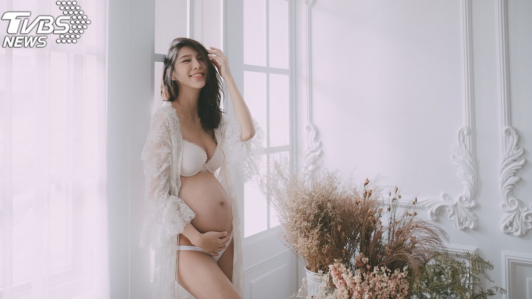 名模懷二寶拍唯美孕婦寫真 挺肚踮腳連拍6小時竟說..