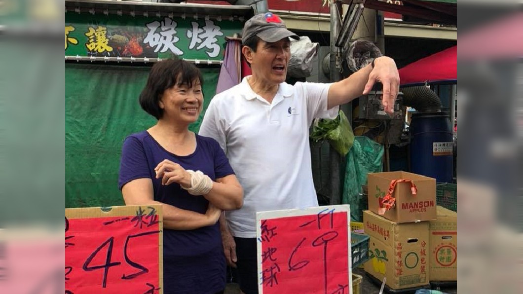來買喔!馬英九低調找失業部長 竟在市場賣水果
