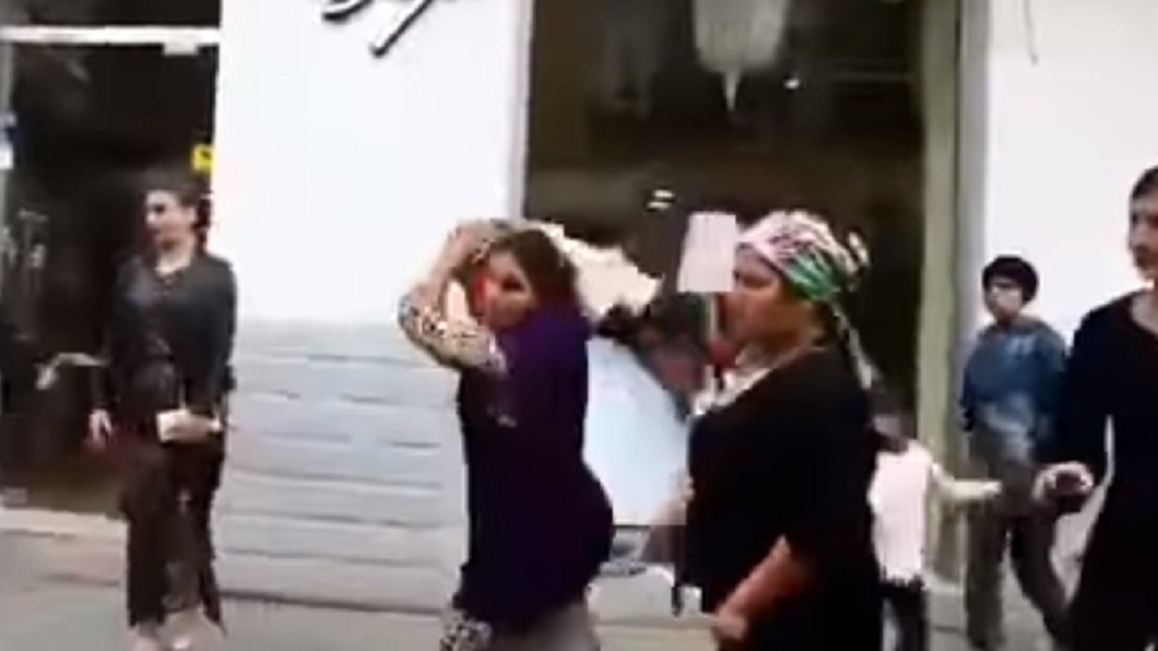 誇張!狠婦拿孩子當武器 當街摔童猛打硬漢