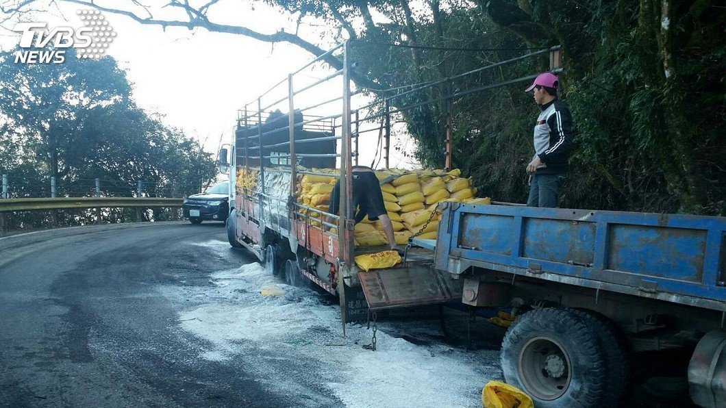貨車經合歡山爆胎起火 駕駛偕妻兒逃生