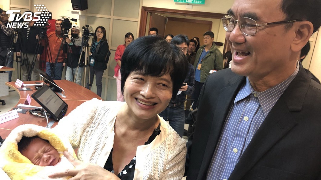 台灣62歲婦產男嬰 醫師都嚇了一跳