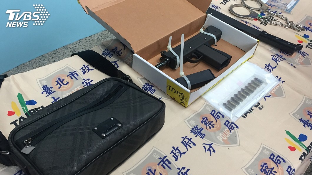 賓士車飄毒品味 警攔查起獲小烏茲槍