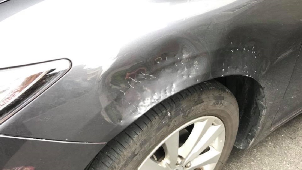 兇手不是人!鈑金整個凹爛 車主卻求償無門