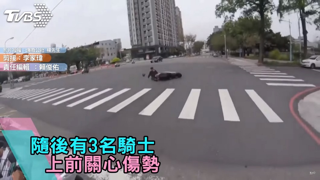 阿伯被摔車嚇到，發出「唉咦」一聲，讓網友忍不住重播看。圖／爆廢公社